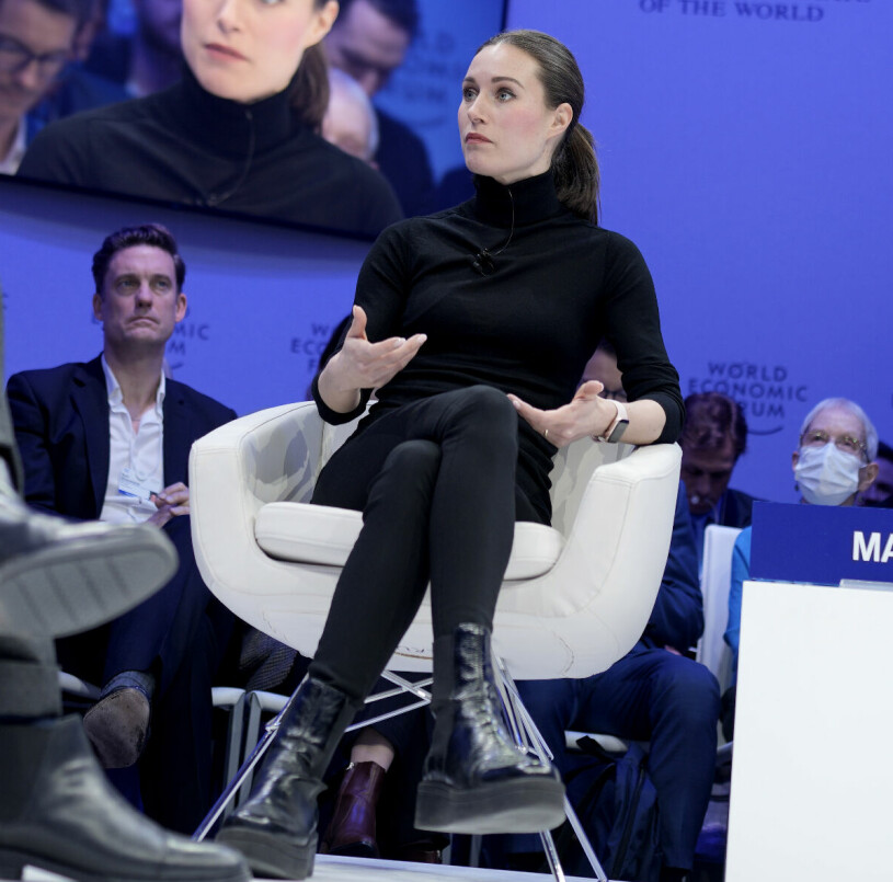 Alla gillar inte statsminister Sanna Marins svarta tights och trendiga boots...