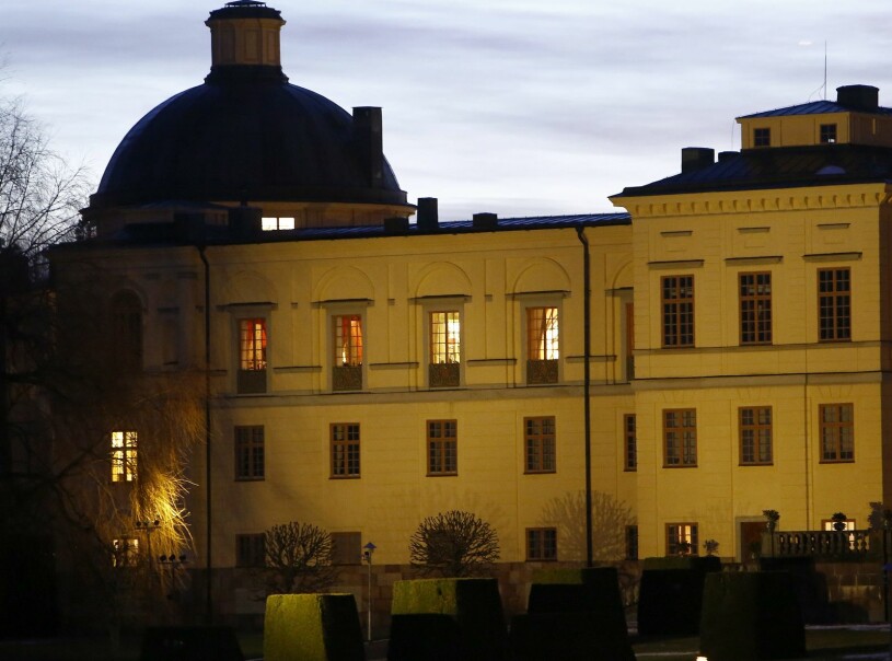 Det lyser inbjudande i kungaparets höga fönster på Drottningholm. Drottning Silvia Kungen Drottningholms slott Privata våning bostad Drottningholm
