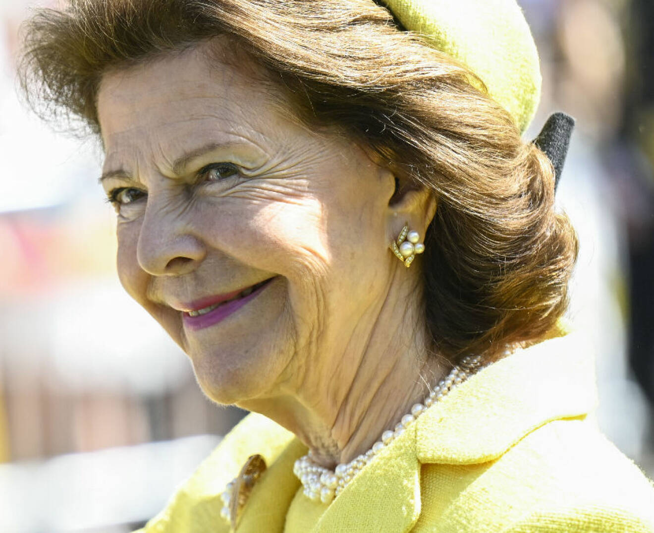 Drottning Silvia vinkar vid nationaldagsfirandet 2023 i Strängnäs