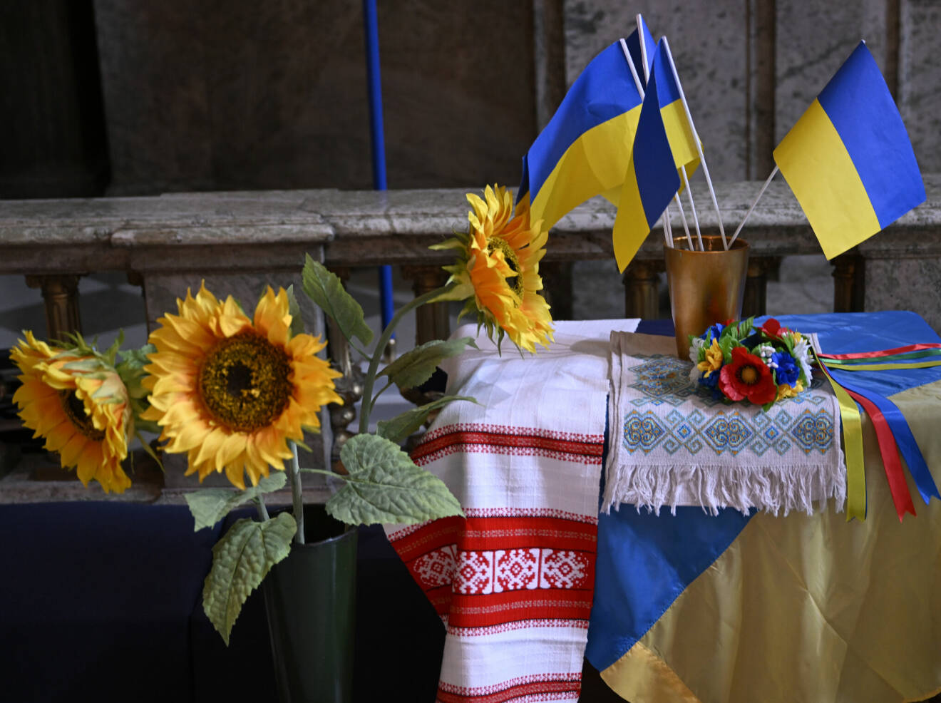 Solrosor och ukrainska flaggor vid fredsbönen i Slottskyrkan på Stockholms slott