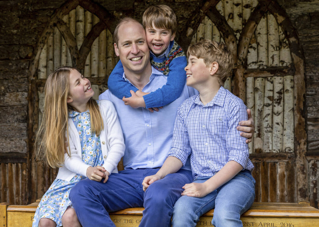 Prins William ihop med de tre barnen Louis, Charlotte och George som sitter på en bänk