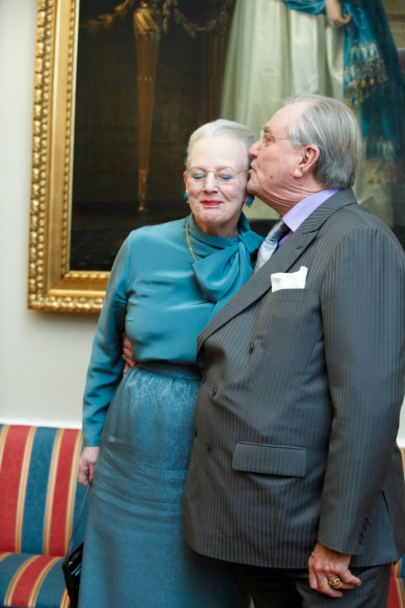 Prins Henrik pussar drottning Margrethe