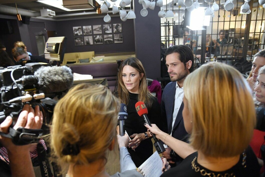 Prins Carl Philip och prinsessan Sofia möter pressen efter presentationen av en rapport om näthat i oktober förra året.