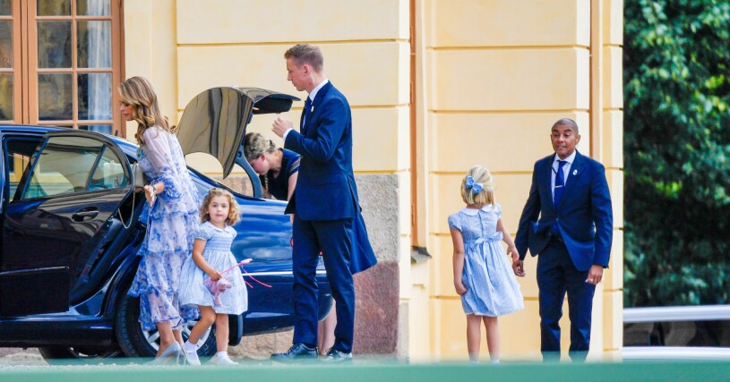 Väskorna packades i hemlighet och nu har Madeleine och barnen lämnat Stockholm. Prinsessan Madeleine Prinsessan Adrienne Prinsessan Leonore Drottningholm Nannyn