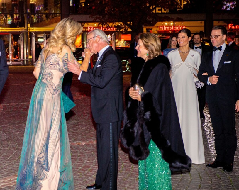 Kungen kysste artigt drottning Máxima på hand. Helt enligt regelboken. Kungen hälsar på Máxima – kysser hennes hand