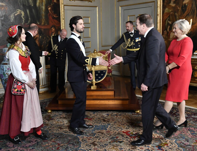 Stefan och Ulla Löfven på prins Gabriels dop 2017. Men denna gång stannar de hemma. Stefan Löfven Ulla Löfven Prins Gabriels dop 2017