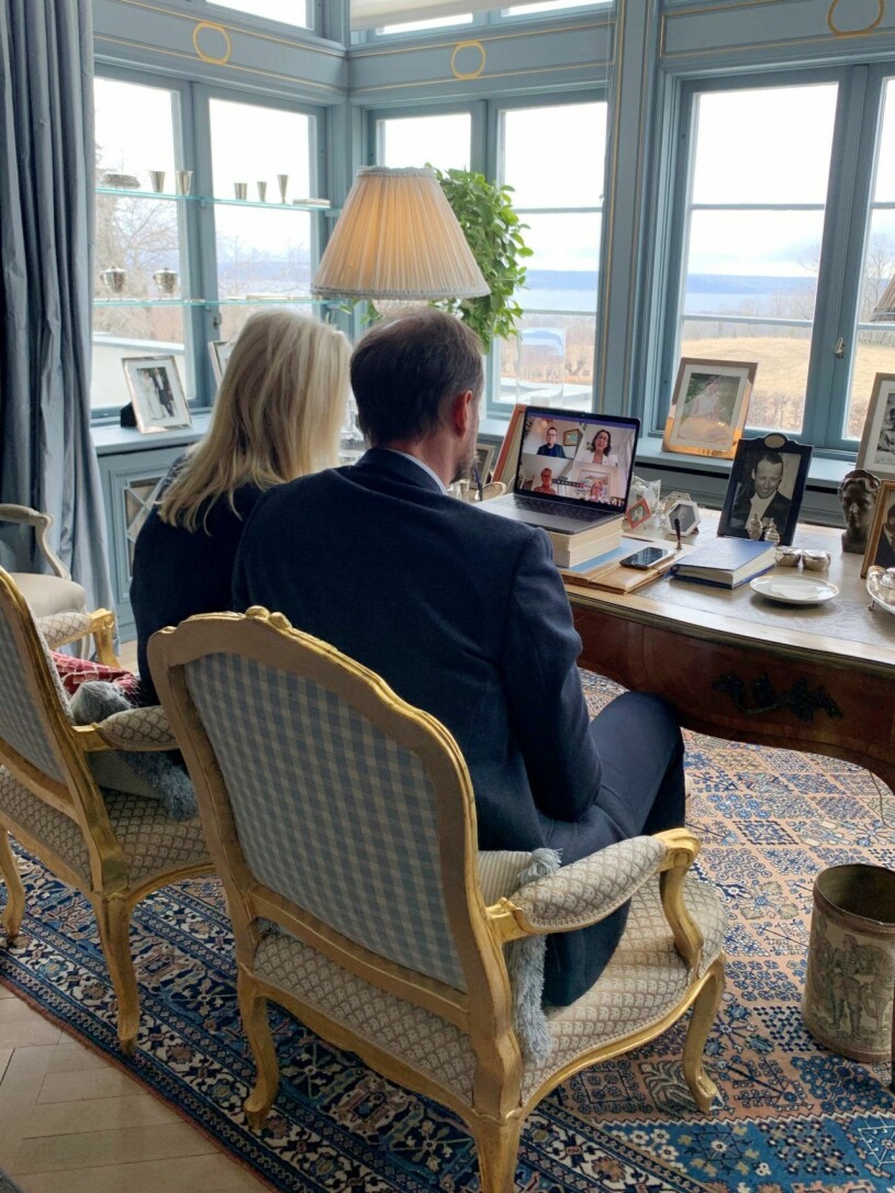 Arbetshörna med havsutsikt: Mette-Marit och Haakon vid kung Olavs skrivbord, som har stått där i burspråket i alla år. Skaugum