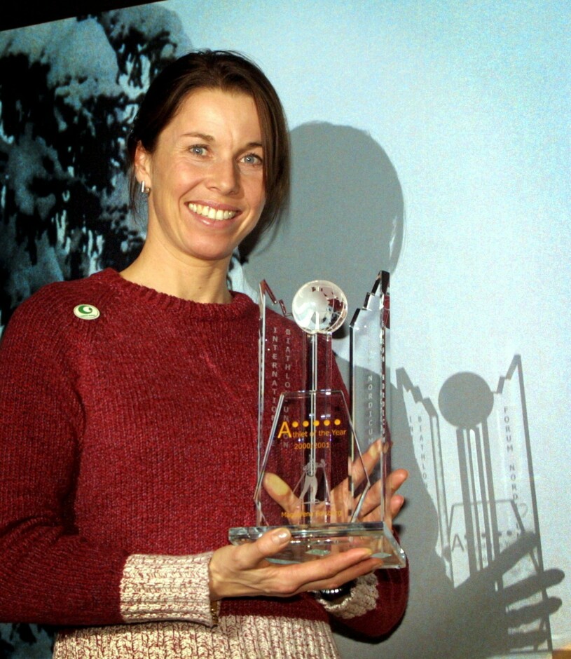Magdalena Forsberg i stickad tröja när hon tilldelades priset som bästa kvinnliga idrottutövare i de nordiska skidgrenerna 2001.
