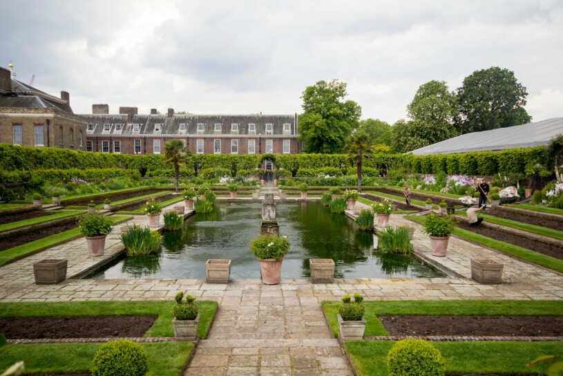 Diana-statyn är skapad av skulptören Ian Rank-Broadley och ska stå här i The Sunken Garden på Kensington Palace. Invigningen är tänkt att äga rum på Dianas födelsedag den 1 juli. Sunken Garden Kensington Palace Här ska statyn av prinsessan Diana stå
