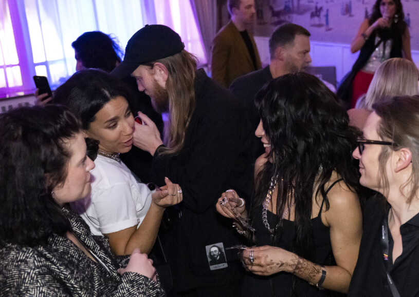 Pojkvännen Charli Ljung har varit ett viktigt stöd för Loreen. Loreen Talhaoui med pojkvän Charli Ljung (med keps) på efterfesten efter den fjärde deltävlingen av Melodifestivalen 2023 på Malmö Arena.