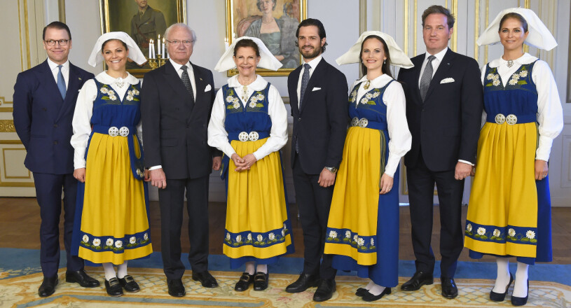 Kostym på herrarna, Sverigedräkten på damerna. Så har den av tradition sett ut – den kungliga klädkoden på nationaldagen. Kungafamiljen Nationaldagen Sverigedräkt Kostym Kunglig klädkod