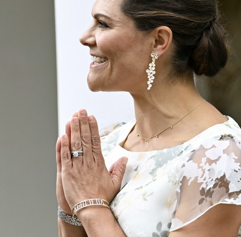 Armbandet med romerska siffror som Victoria har fått av någon som står henne nära. Kronprinsessan Victorias armband med romerska siffror