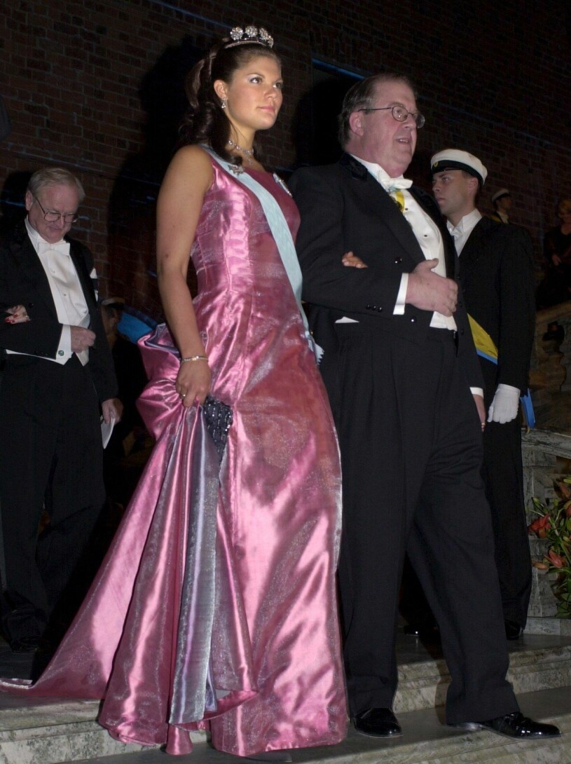 Kronprinsessan Victoria i Lars Wallins Nobelklänning. Kronprinsessan Victoria på Nobel 2000 i rosa Nobelklänning av Lars Wallin