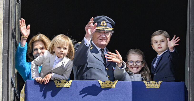 Kungen och Silvia med tre av åtta barnbarn! Prinsessan Sofia med prins Gabriel, prins Daniel, prinsessan Estelle, drottning Silvia, prins Oscar och kronprinsessan Victoria vid firandet av kungens födelsedag på Stockholms slott på lördagen.