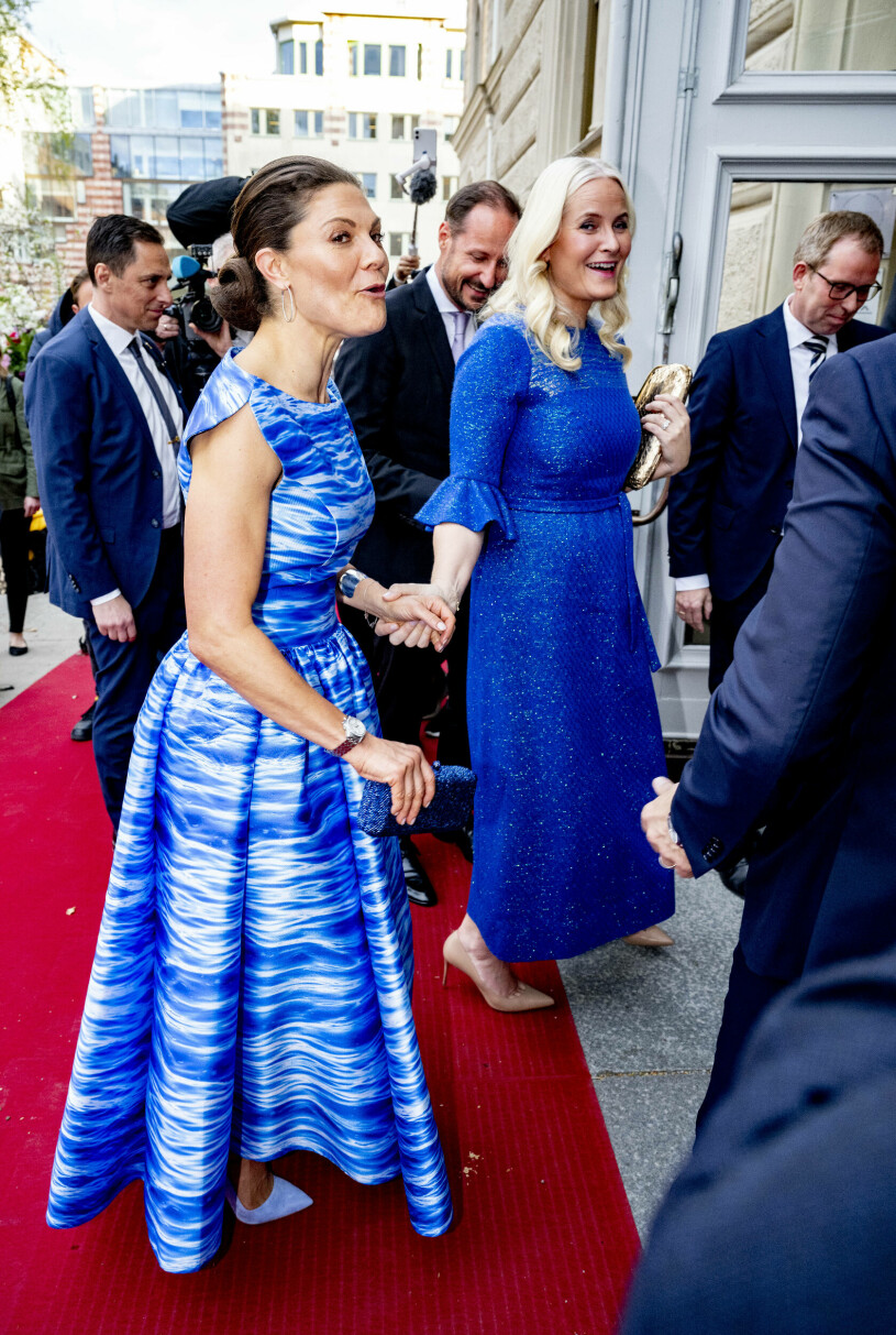 Inte så konstigt att den här kungliga klack-incidenten blev kvällens snackis... Kronprinsessan Victoria och kronprinsessan Mette-Marit fastnar med sina klackar i ett galler