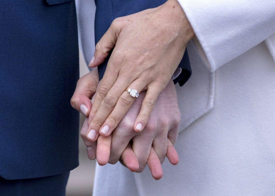 Meghan visade upp sin unika förlovningsring, designad av prins Harry själv, när de offentliggjorde förlovningen. Meghans unika förlovningsring, designad av prins Harry själv.