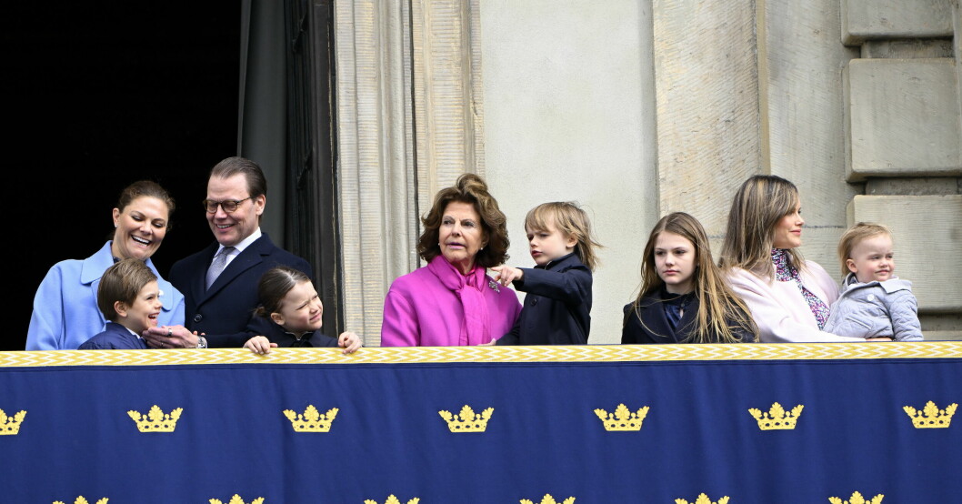 Drottning Silvia med fem av sina åtta barnbarn, såklart skulle hon helst haft alla på slottsbalkongen. Kronprinsessan Victoria, prins Daniel, prins Oscar, prins Alexander prinsessan Estelle, drottning Silvia, prins Gabriel, prinsessan Sofia och prins Julian på kungens födelsedag