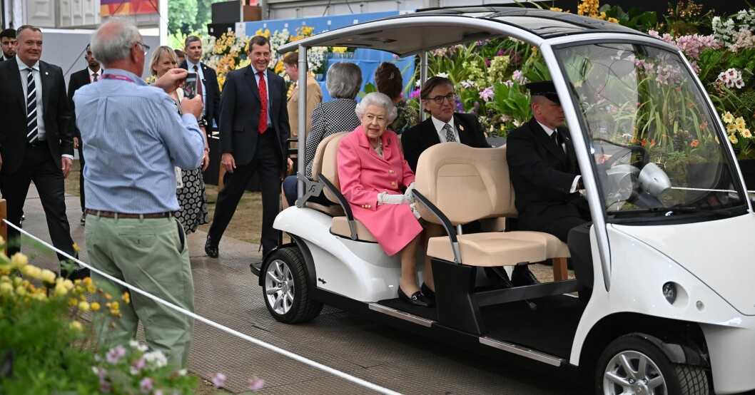 Drottning Elizabeth i sin elektriska golfbil tidigare år. Drottning Elizabeth lider av rörelseproblem
