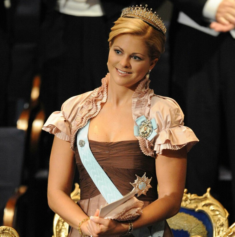 För första gången hade Madeleine tagit hjälp av Nobelklänningsveteranen Lars Wallin. I samband med Nobelfesten 2008 dök hon upp i en puderrosa taft och brun organza. Prinsessan Madeleines Nobelklänning 2008