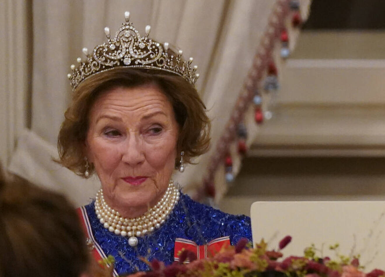 Drottning Sonja i tiara vid Stortingsmiddagen 2022