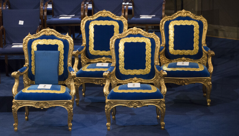 Nobelstolarna som varje år fraktas från slottet. Tänk om en hade fått stå tom. Kungafamiljens tomma stolar inför Nobel i Stockholms konserthus