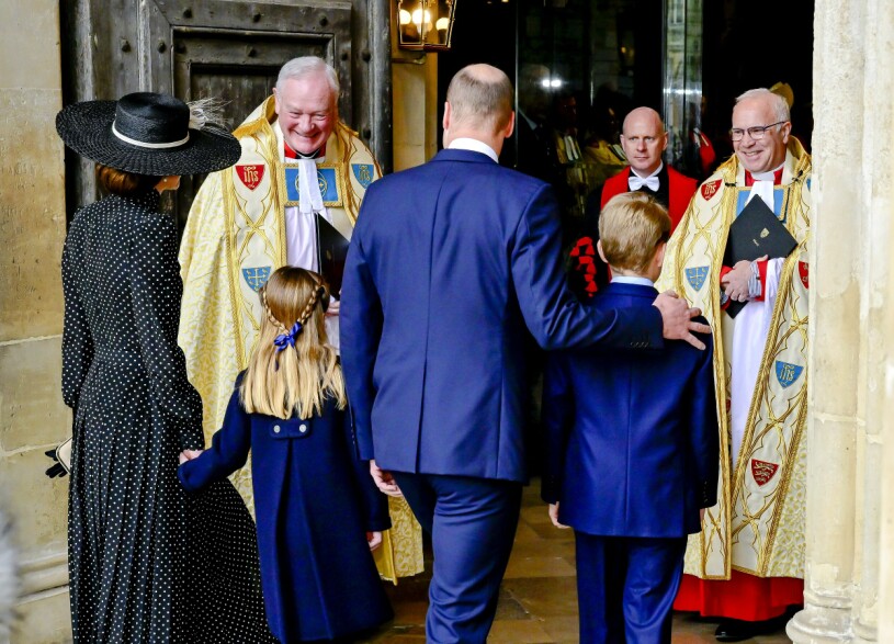 ...här på väg in i kyrkan. Kate William Charlotte Louis vid minnesceremonin för prins Philip i Westminster Abbey