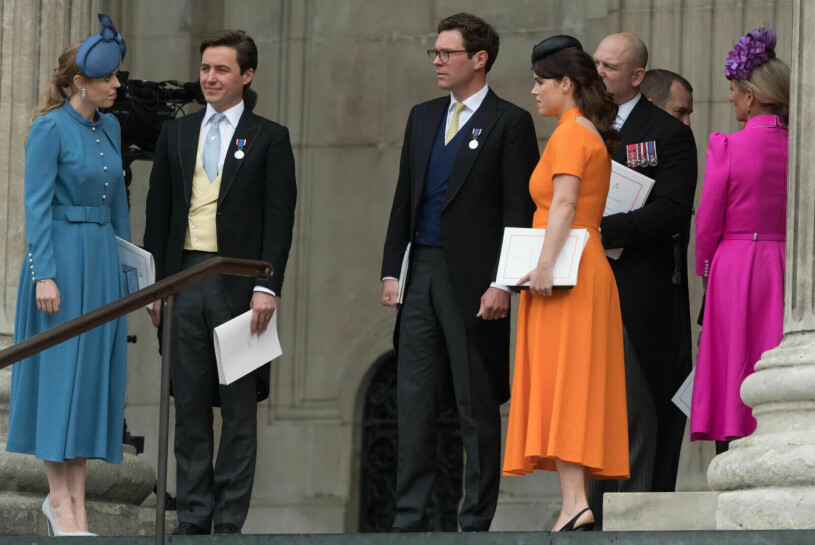 Prinsessan Eugenie i en vacker orange kreation – och vad är det vi ser bakom örat? Prinsessan Eugenie