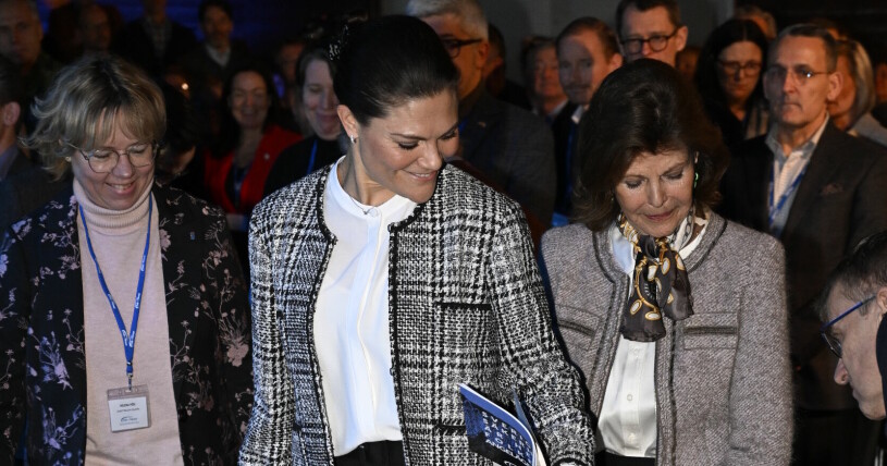 Kronprinsessan Victoria och drottning Silvia i sina gråa koftor. Kronprinsessan Victoria och drottning Silvia