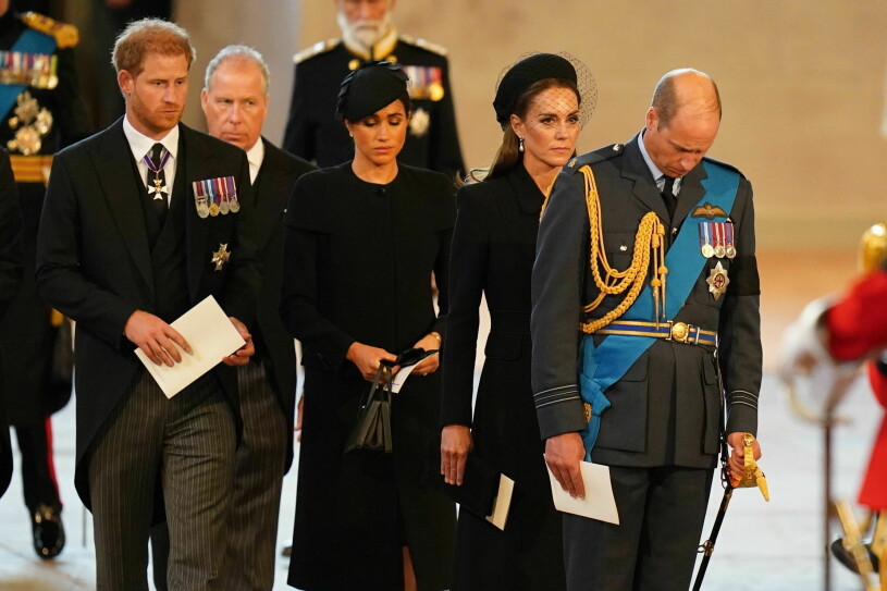 Alla fyra tillsammans, för andra gången på fem dagar. Meghan och prins Harry med Kate och prins William vid drottning Elizabeths kista