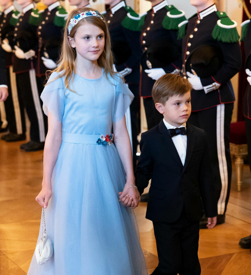 Söta Estelle och Oscar anlände hand i hand. Prins