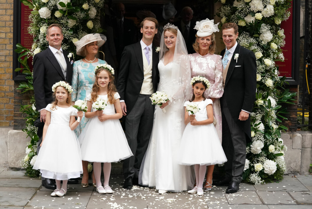 På bröllopsbilderna ser vi Tim med sina föräldrar Carina Vesterberg och Patrik Vesterberg till vänster, intill Flora står hennes föräldrar Julia Ogilvy och James Ogilvy.