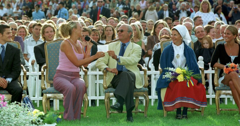 Sanna Nielsen minns tillbaka på Victoriadagen 2001 då hon fick ta ton med kungen! Sanna Nielsen, kung Carl Gustaf och drottning Silvia