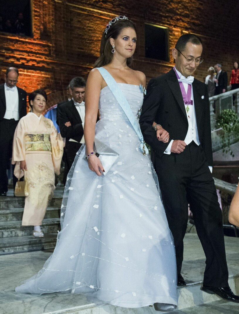 Madeleine gjorde comeback på Nobelfesten 2012 efter två års frånvaro. Klänningen var egentligen en bröllopsklänning, skapad av designern Angel Sanchez. Prinsessan Madeleines Nobelklänning 2012