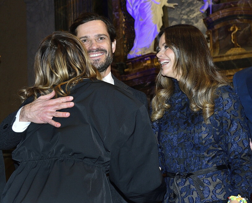Prins Carl Philip tackade med en björnkram. Prins Carl Philip och prinsessan Sofia med Molly Sandén