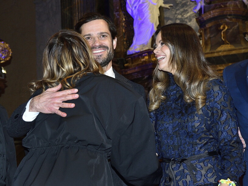 Kram och grattis! Molly Sandén, prins Carl Philip, prinsessan Sofia Konserten "Jul i Vasastan" i Gustaf Vasa kyrka i Stockholm 2022