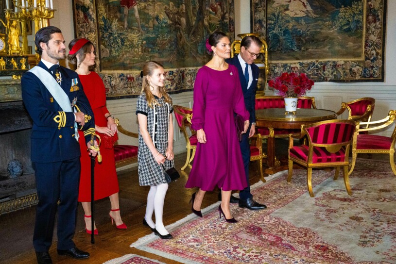 En stor dag för prinsessan Estelle – här med mamma, pappa, Sofia och Carl Philip. Prinsessan Sofia och prins Carl Philip med Estelle, Victoria och Daniel under statsbesök från Nederländerna