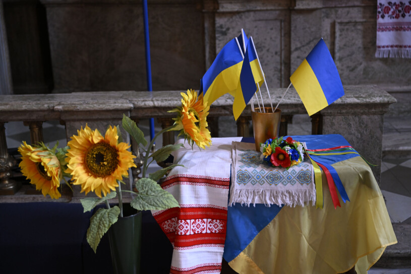 Solrosor och ukrainska flaggor i Slottskyrkan i dag. Ukrainska flaggor och solrosor i Slottskyrkan vid Fredsbönen 2023 för Ukraina