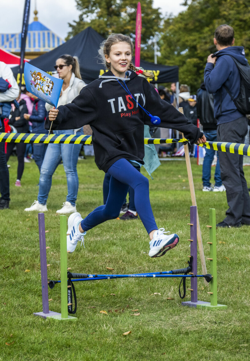 Skutt! Prinsessan Estelle leker i Hagaparken