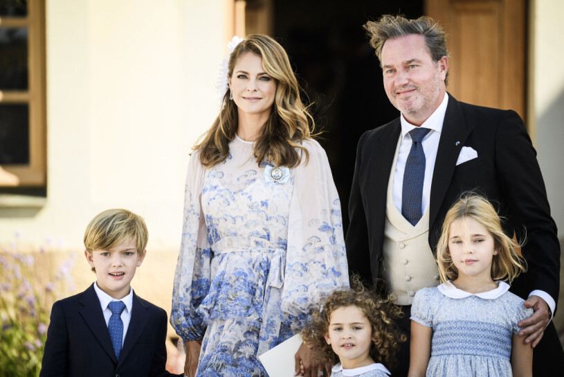 Barnen kommer nu att börja i svensk skola. Prinsessan Madeleine, prins Nicolas, prinsessan Adrienne, Christopher O'Neill och prinsessan Leonore efter prins Julians dop i Drottningholms slottskyrka.