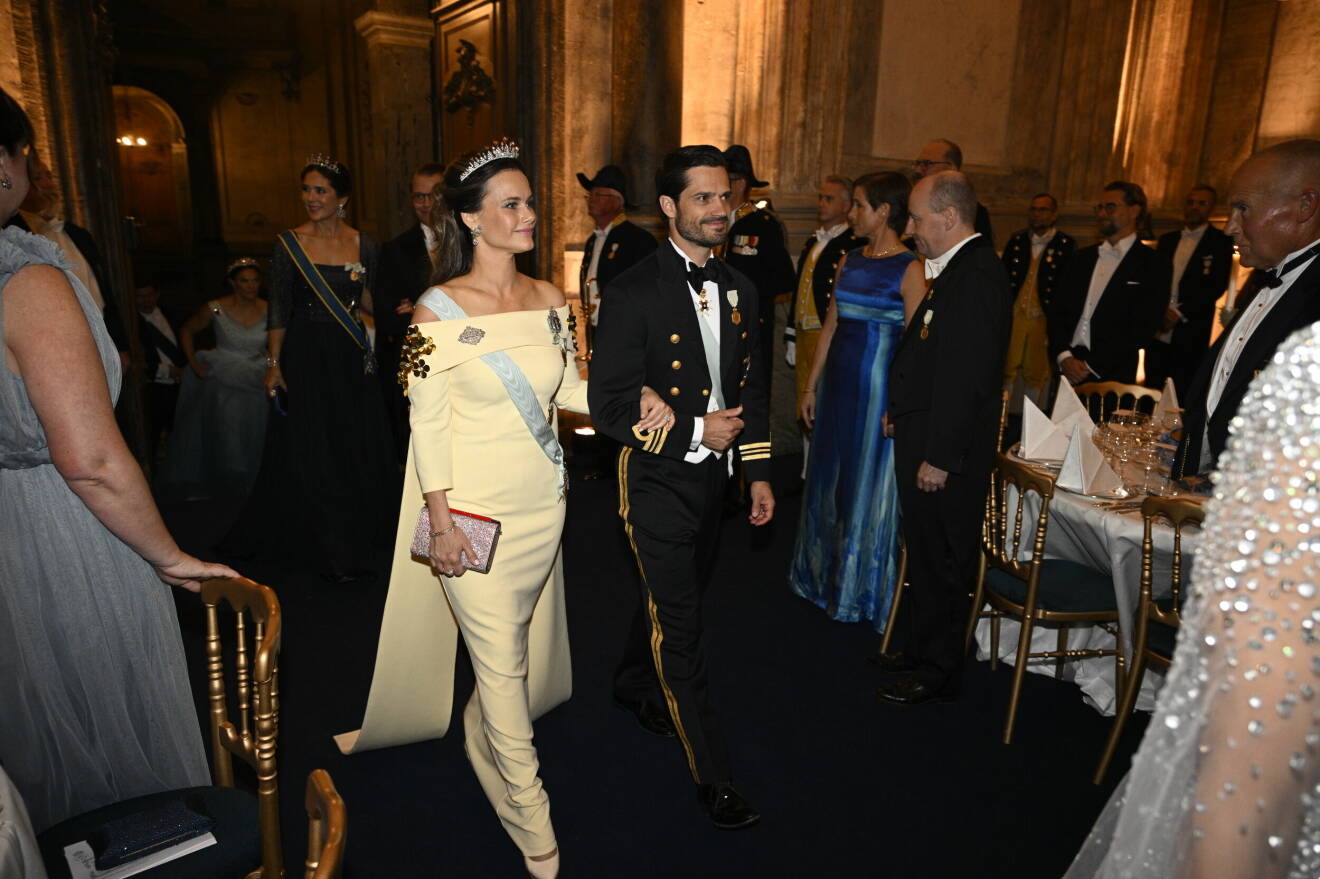 Prinsessan Sofia och prins Carl Philip anländer till jubileumsbanketten i Rikssalen på Stockholms slott med anledning av kung Carl XVI Gustafs 50-årsjubileum på tronen.