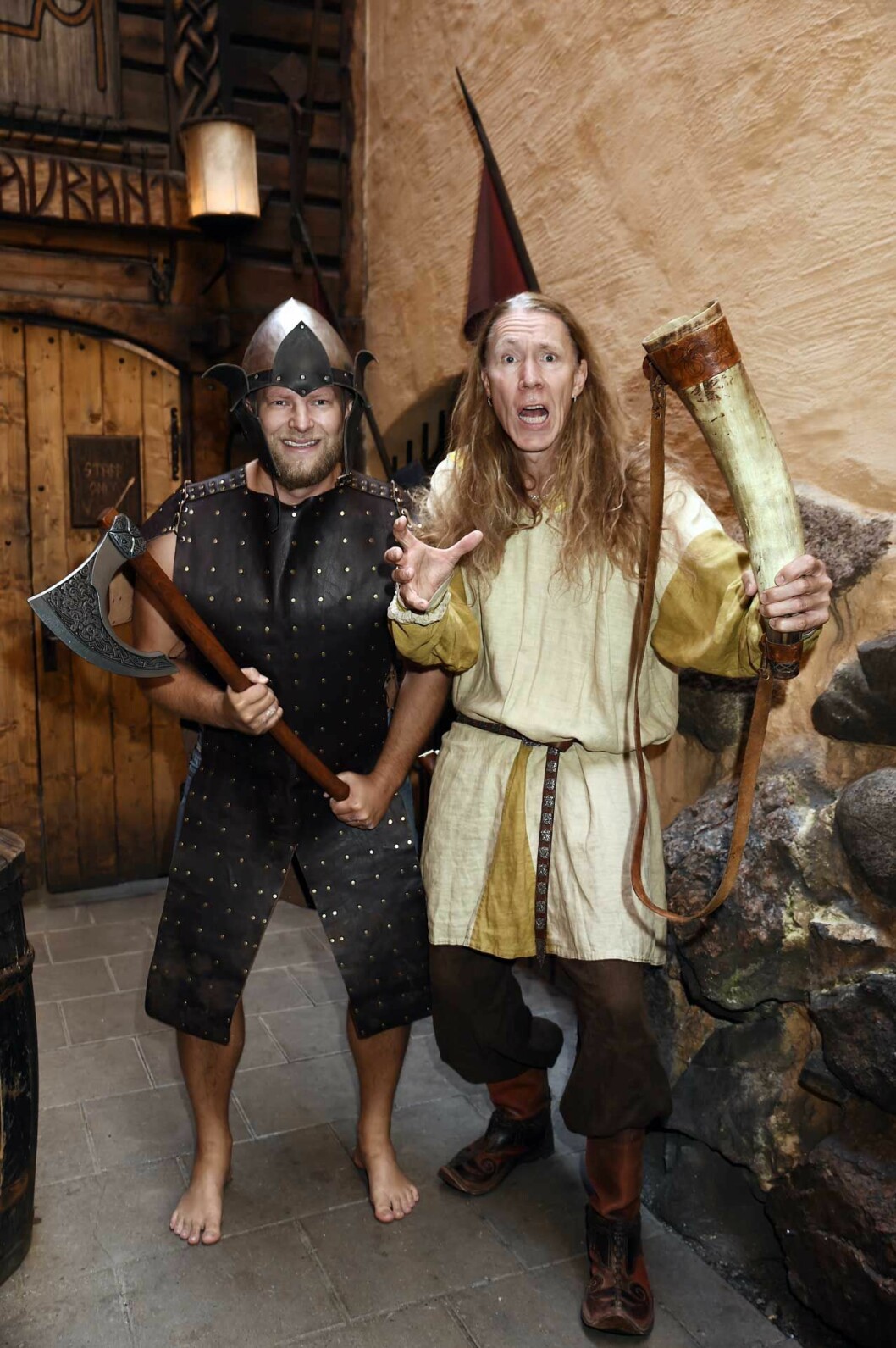 Vikingafestens värdpar välkomnade glatt! Johan Petré och Martin Eriksson. Vikingafestens värdpar välkomnade glatt! Johan Petré och Martin Eriksson.