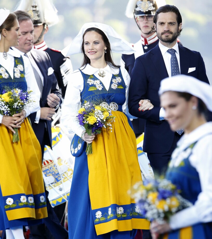 I vanliga fall brukar vi få se fyra prinsessor på Skansen – men nu blir det bara en. Prinsessan Sofia Prins Carl Philip Nationaldagen Sverigedräkt Skansen