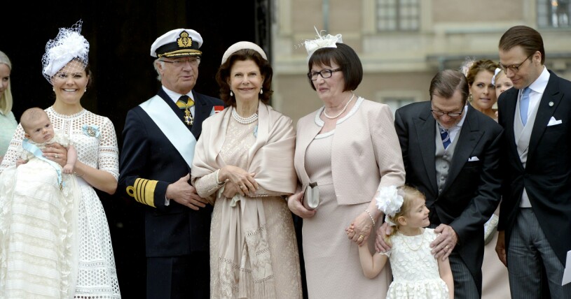Familjen Westling tillsammans med kungafamiljen i samband med prins Oscars dop. Prinsessan Estelle, kronprinsessan Victoria, prins Oscar och Ewa Westling
