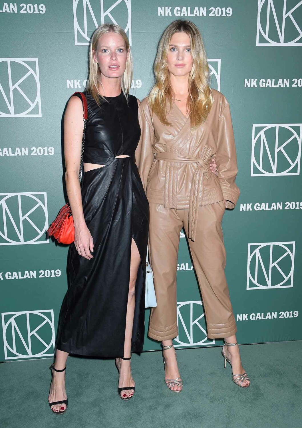 Toppmodellerna Caroline Winberg och Sophia Lie matchade varandra i läder.