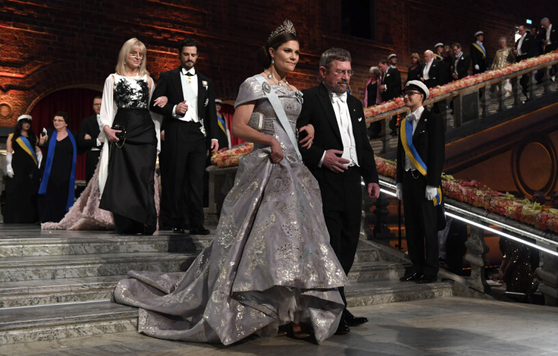 Kronprinsessan Victoria anländer till Nobelbanketten i Blå hallen, 2016. Kronprinsessan Victoria 2016