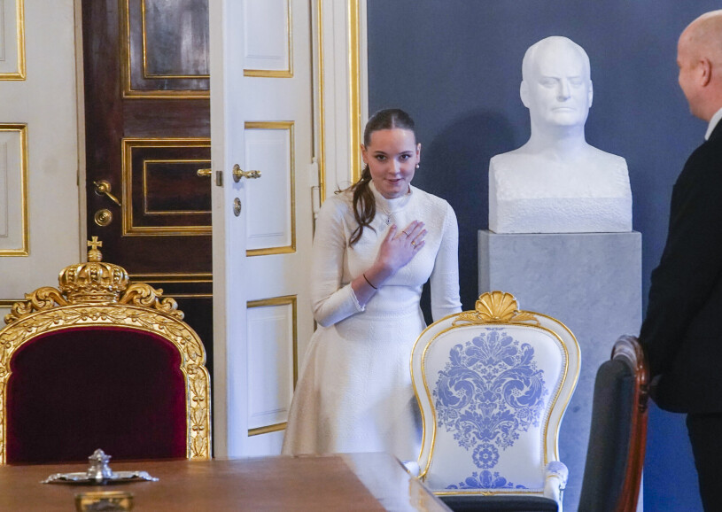 Dagen började med en premiär: Ingrid Alexandra fick för första gången sitta med när farfar Harald och pappa Haakon höll statsråd på slottet. Prinsessan Ingrid Alexandra 18 år vid statsråd på slottet