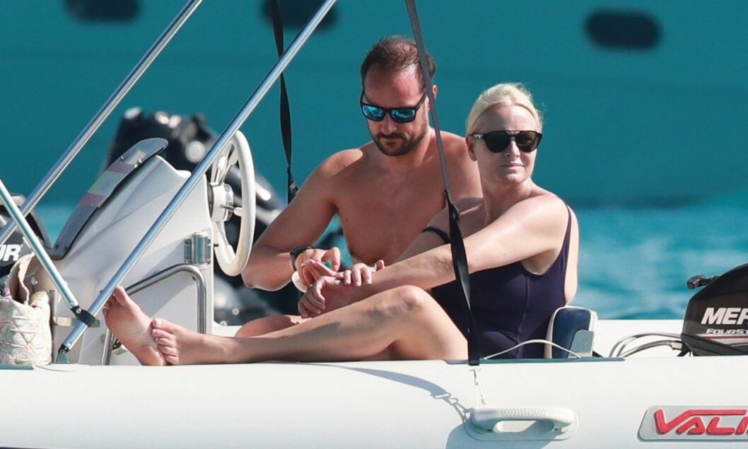 Mette-Marit och Haakon har haft en kämpig höst och vår med sjukdomar och tar igen sig på semestern. Mette-Marit och Haakon har haft en kämpig höst och vår, men de strålar mer än någonsin tillsammans.