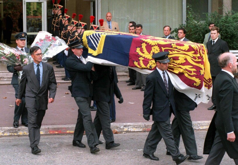 31 augusti 1997: Prinsessan Dianas kista förs ut från sjukhuset i Paris. 31 augusti 1997 Prinsessan Dianas kista Sjukhuset i Paris