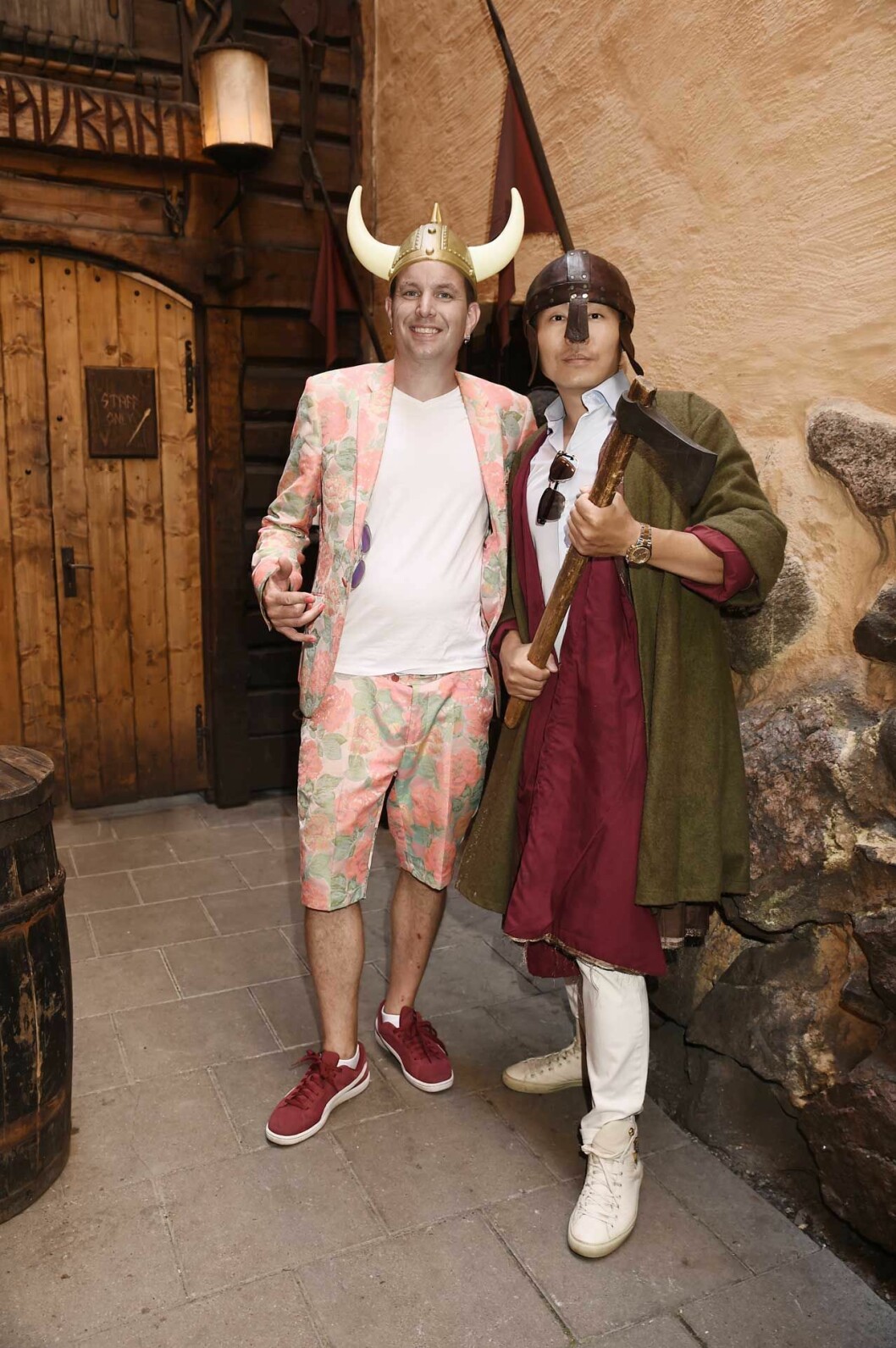 Goda vännerna Johnny Svensson med Harry Li bjöd på en lite mer färggrann vikinga-touch! Goda vännerna Johnny Svensson med Harry Li bjöd på en lite mer färggrann vikinga-touch!