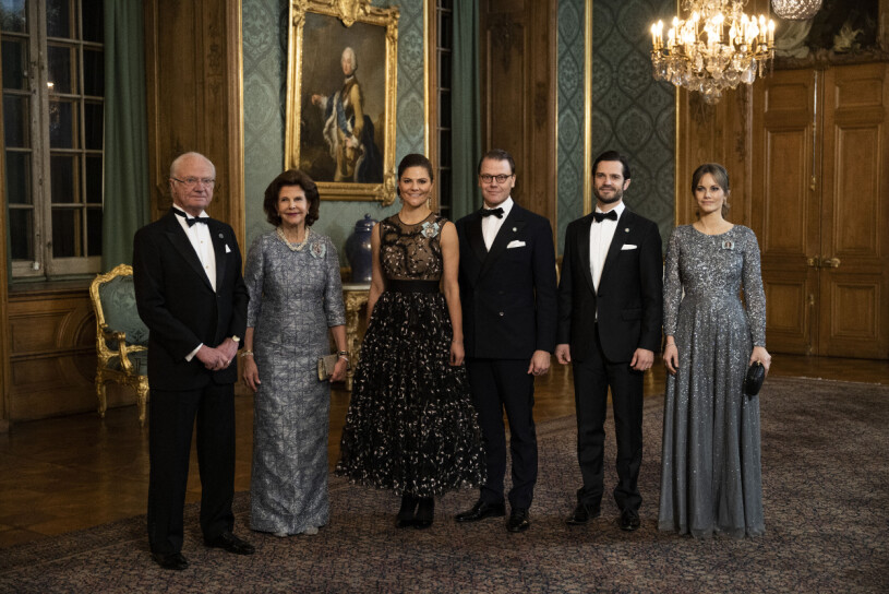 Kung Carl Gustaf, drottning Silvia, kronprinsessan Victoria, prins Daniel, prins Carl Philip och prinsessan Sofia tar emot gäster till Sverigemiddagen på Stockholms slott.